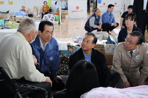 Photograph of Prime Minister Kan and Premier Wen greeting people at the evacuation center