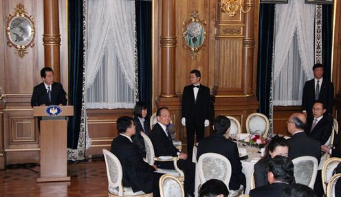 Photograph of Prime Minister Kan delivering an address at the banquet