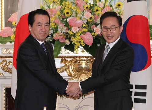 Photograph of Prime Minister Kan shaking hands with President Lee of the ROK