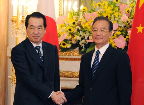 Photograph of Prime Minister Kan shaking hands with Premier Wen of China