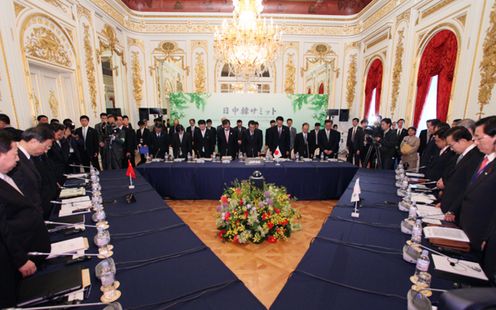 Photograph of the participants offering a silent prayer for the victims of the earthquake at the start of the Japan-China-ROK Trilateral Summit Meeting