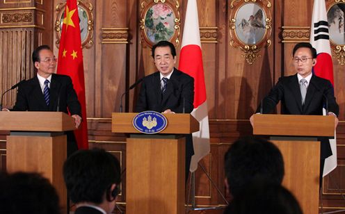 Photograph of the leaders attending the joint press conference after the Japan-China-ROK Trilateral Summit Meeting 1