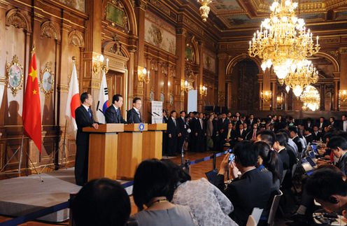 Photograph of the leaders attending the joint press conference after the Japan-China-ROK Trilateral Summit Meeting 2