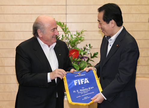 Photograph of Prime Minister Kan receiving a courtesy call from FIFA President Blatter