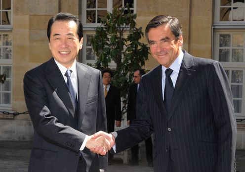 Photograph of Prime Minister Kan shaking hands with Prime Minister Fillon of France