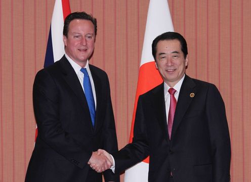 Photograph of Prime Minister Kan shaking hands with Prime Minister Cameron of the United Kingdom