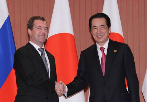 Photograph of Prime Minister Kan shaking hands with President Medvedev of Russia
