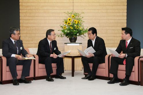 Photograph of the Prime Minister hearing a request from Governor Sato of Fukushima Prefecture