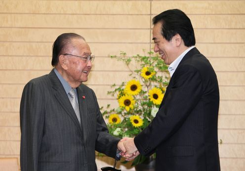 Photograph of the Prime Minister shaking hands with US Senator Inouye