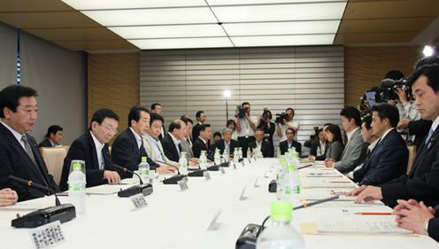 Photograph of the Prime Minister delivering an address at the Final Draft Preparation Meeting of the Headquarters of the Government and Ruling Parties for Social Security Reform 2