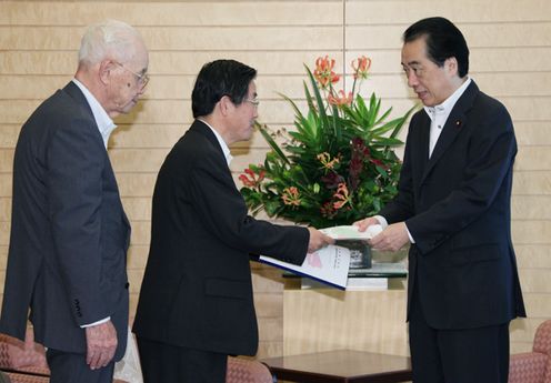 Photograph of the Prime Minister receiving a letter of request from the Aizu Regional Commerce, Industry and Tourism Association