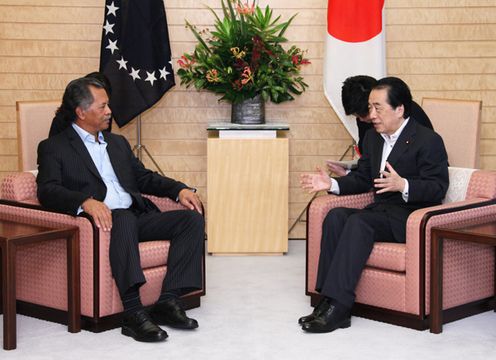 Photograph of Prime Minister Kan holding talks with Prime Minister Puna of the Cook Islands 2
