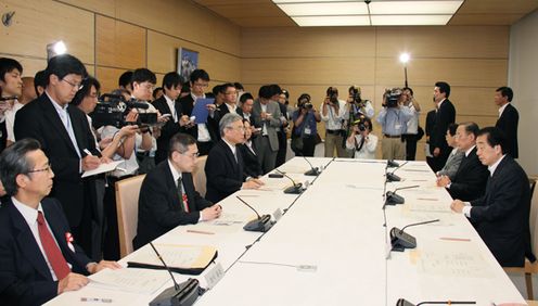 Photograph of the Prime Minister delivering an address at the meeting of the Investigation Committee on TEPCO's Management and Finances 2