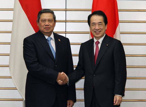 Photograph of Prime Minister Kan shaking hands with President Yudhoyono of Indonesia