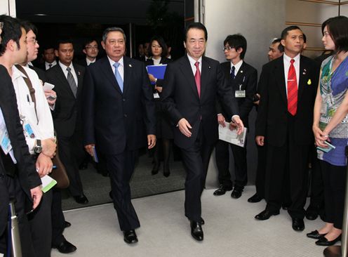 Photograph of the leaders heading toward the venue of joint press announcement