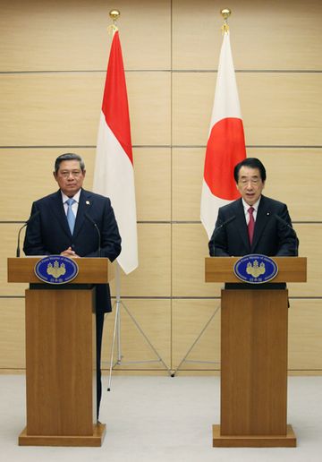 Photograph of the leaders holding the joint press announcement 1