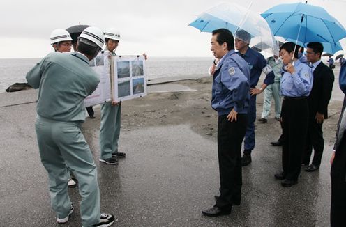 Photograph of the Prime Minister inquiring about the extent of damage in Urayasu City 1