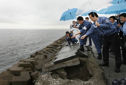 Photograph of the Prime Minister inquiring about the extent of damage in Urayasu City 2