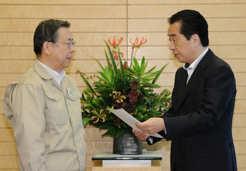 Photograph of the Prime Minister hearing request from Governor Sato of Fukushima Prefecture
