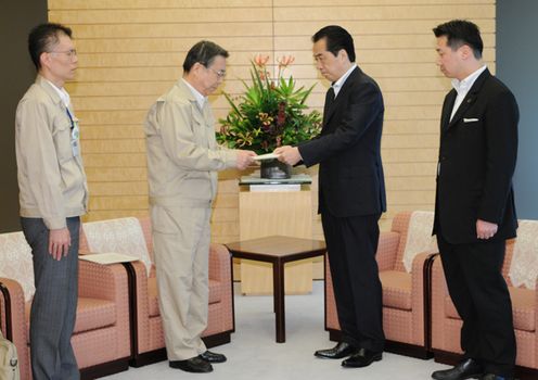 Photograph of the Prime Minister receiving a letter of request from Governor Sato of Fukushima Prefecture