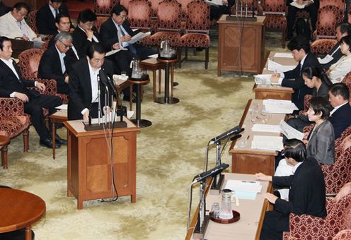 Photograph of the Prime Minister answering questions at the meeting of the House of Councillors Special Committee on Reconstruction from the Great East Japan Earthquake 2