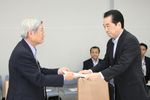 Photograph of the Prime Minister receiving the proposal from Dr. Iokibe, Chair of the Council