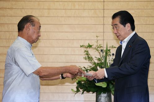Photograph of Prime Minister Kan receiving a letter of request from Governor Nakaima of Okinawa Prefecture