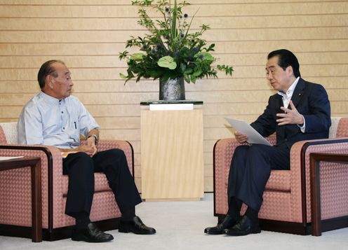 Photograph of Prime Minister Kan receiving a courtesy call from Governor Nakaima of Okinawa Prefecture 1