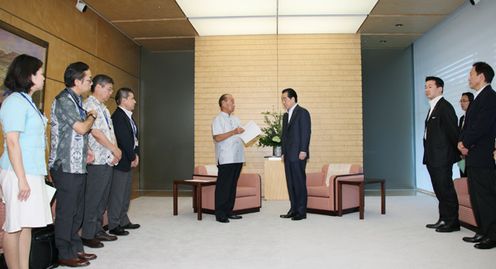 Photograph of Prime Minister Kan receiving a courtesy call from Governor Nakaima of Okinawa Prefecture 2
