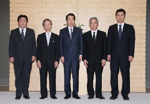 Photograph of the Prime Minister attending a commemorative photograph session with the Ministers who received the Prime Minister's orders