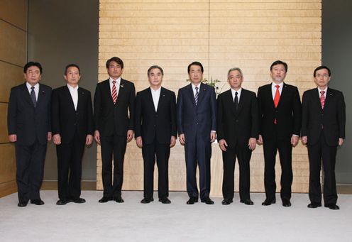 Photograph of the Prime Minister attending a commemorative photograph session with the Ministers, Senior Vice-Ministers, and Parliamentary Secretaries who received the Prime Minister's orders