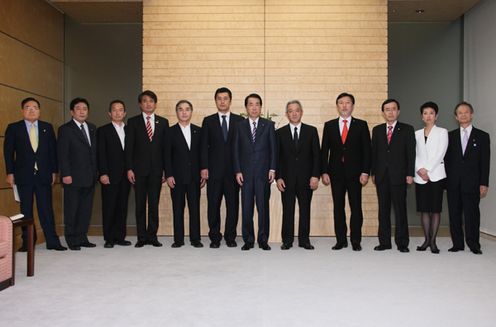 Photograph of the Prime Minister attending a commemorative photograph session with the Ministers, Senior Vice-Ministers, Parliamentary Secretaries, and Special Advisors to the Prime Minister who received the Prime Minister's orders