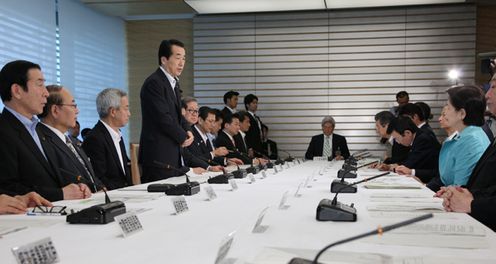 Photograph of the Prime Minister delivering the opening address at the meeting of the Headquarters for the Reconstruction from the Great East Japan Earthquake 2