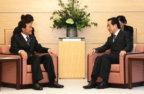 Photograph of the Prime Minister holding talks with Democratic Party Chairman Sohn Hak-kyu 1