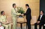 Photograph of the Prime Minister receiving a letter of request from Governor of Iwate Prefecture Takuya Tasso