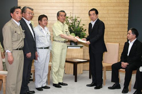 Photograph of the Prime Minister receiving a letter of request from Mayor of Kamaishi City Takenori Noda