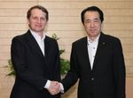Photograph of Prime Minister Kan shaking hands with Presidential Executive Office Chief Naryshkin