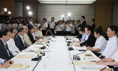 Photograph of the Prime Minister delivering an address at the meeting of the Council on the Realization of the New Growth Strategy 2