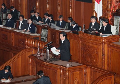 Photograph of the Prime Minister answering questions at the plenary session of the House of Councillors 2