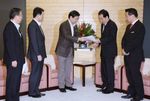 Photograph of the Prime Minister receiving requests from President Yamada of the National Governors' Association and others 1