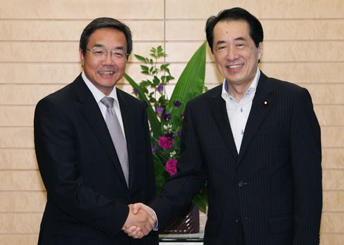 Photograph of Prime Minister Kan receiving a courtesy call from Secretary-General-Elect of the International Maritime Organization (IMO) Sekimizu 1