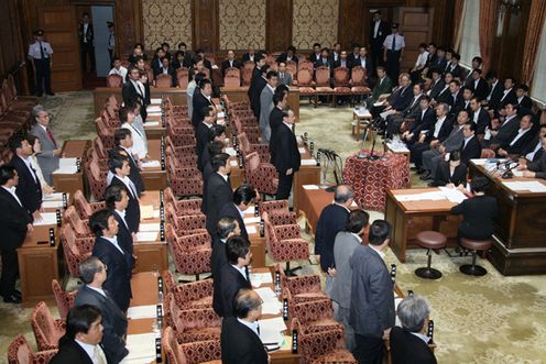 Photograph of the voting for the second supplementary budget for FY2011 at the meeting of the Budget Committee of the House of Representatives