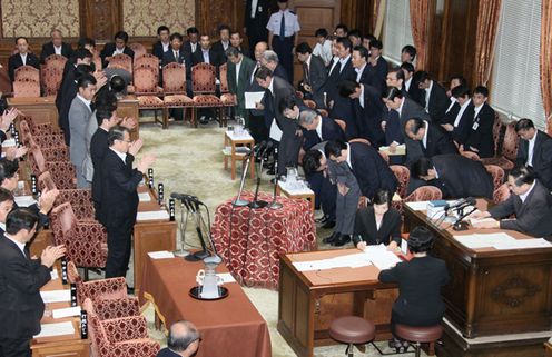 Photograph of the Prime Minister bowing after the passage of the second supplementary budget for FY2011 at the meeting of the Budget Committee of the House of Representatives