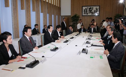 Photograph of the Prime Minister delivering an address at the meeting of the Government Revitalization Unit 2