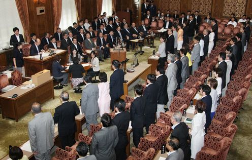 Photograph of the voting for the second supplementary budget for FY2011 at the meeting of the Budget Committee of the House of Councillors
