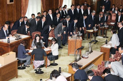 Photograph of the Prime Minister bowing after the passage of the second supplementary budget for FY2011 at the meeting of the Budget Committee of the House of Councillors