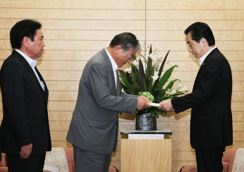 Photograph of the Prime Minister receiving a letter of request from Chairman of the Akita Prefecture Association of Towns and Villages Masayasu Saito