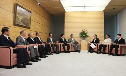 Photograph of the Prime Minister hearing requests from the Associations of Towns and Villages of Hokkaido and Six Tohoku Prefectures