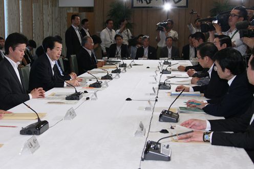 Photograph of the Prime Minister delivering an address at the meeting of the Energy and Environment Council 3