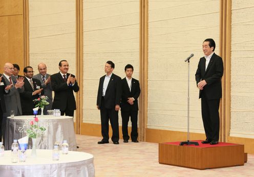 Photograph of the Prime Minister delivering an address to the Islamic diplomatic corps in Japan 1